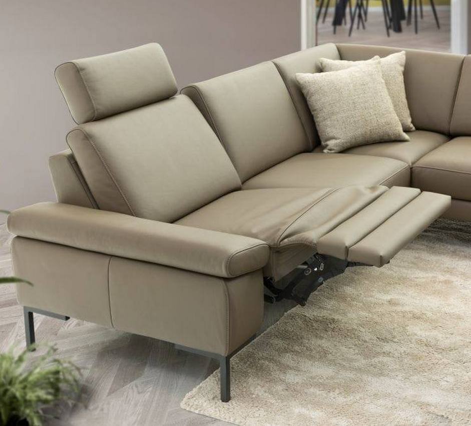 Ecksofa Max aus Leder mit ausgefahrenem Relaxsitz in Beige